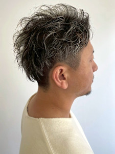 白髪ぼかしハイライト オールバック メンズパーマ 40代