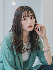 うるつや透明感アッシュグレージュ小顔シースルーバング - beauty:beast 益田店掲載