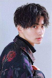 前下がりソフツイセンターパート - LIPPS hair 梅田【リップスヘアー】掲載