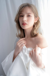 外国人風ハイトーンカラーモテくびれミディ - TOP SHAPE掲載