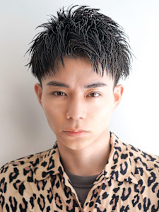 スーツ短髪ツーブロック束感モテる黒髪シークレットパーマ流行 - ～ing deux掲載