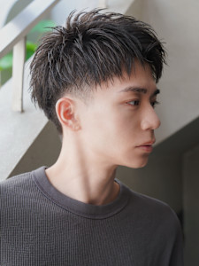 スーツ短髪ツーブロック束感モテる黒髪シークレットパーマ流行