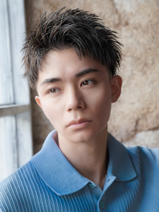 スーツ短髪ツーブロック束感モテる黒髪シークレットパーマ流行