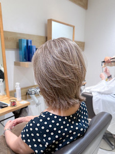 白髪ぼかし細めハイライト30代40代50代ブルーグレージュ - Mira by KENJE掲載