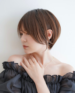 大人可愛い20代30代40代黒髪前下がりショートボブ丸みショ - ～ing deux掲載