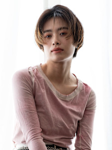 3Dハイライトカラーとうざバングのハンサムマッシュショート