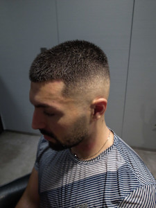 バーバーボウズスキンフェードアッシュブラック/渋谷 - INTRO . by Fi-Ne 渋谷【イントロ バイ フィーネ シブヤ】掲載