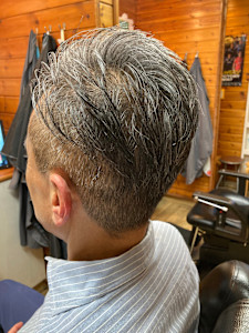 グレーヘアのツーブロックスタイル