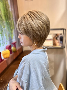 縦長スリムシルエットの大人ショートレイヤー - hair lounge TRiP掲載