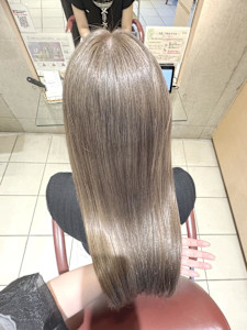 ハイトーンを楽しむアッシュグレージュ - EMU international 春日部本店掲載