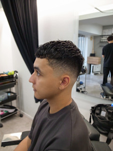 バーバーナチュラルクロップスキンフェードアイロンパーマ渋谷 - INTRO . by Fi-Ne 渋谷【イントロ バイ フィーネ シブヤ】掲載