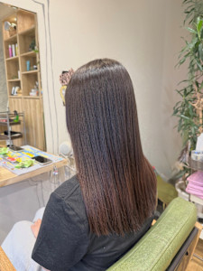 やわらかく自然にまとまる、ダメージレスな艶ストレート