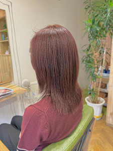 ピンクの艶めきで叶える、愛されミディアムレイヤー