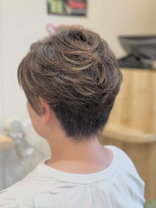 【ハイライトで立体感】白髪を自然にぼかす大人ショート - Hair Room Nico掲載