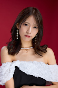 Crimson Layers｜秋の彩りを先取りくびれレイヤー - UNE ATTACHE掲載