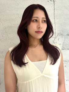 【YOKE】くびれレイヤーボルドーワインレッド顔周り - YOKE掲載