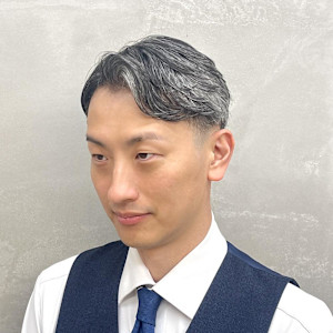 グレーヘアを活かした洗練ビジネススタイル