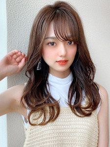 大人かわいいくびれヘアセミロング × ミルクティーベージュ