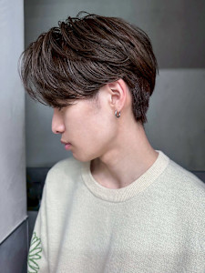 韓国マッシュフェザーパーマブルーブラック_ba554371 - IT by ALBUM 松戸店【アイティー バイ アルバム】掲載