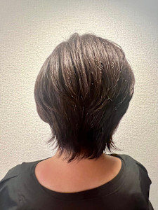 ショートボブ、白髪を活かす明るめカラー - びいどろ掲載