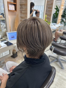 40代50代大人可愛いアッシュベージュくびれボブ耳掛け透明感 - CREA掲載