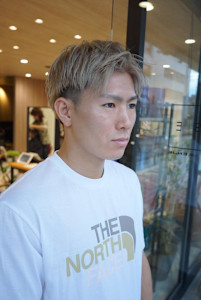 アップバング／シルバーベージュ／ブリーチカラー - Muse by KENJE掲載