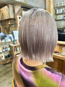 ホワイトシルバー×ハッシュボブ（切りっぱなしボブ） - enne  hair&organic掲載