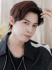 アップバングレッドブラウンモテマッシュ　サーフフェザー - COVER HAIR bliss【カバーヘア ブリス】上尾/上尾西口店掲載