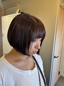 深めなボルドーカラーボブ - NEED by SCALE掲載