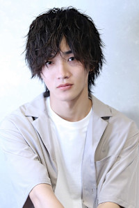 マッシュウルフ　無造作　黒髪