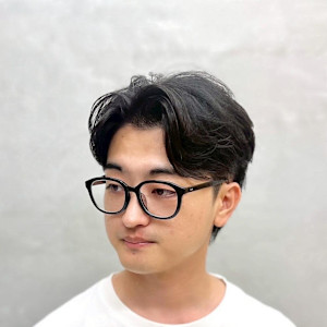 黒縁メガネが知的な雰囲気を引き立てる、大人のセンターパート - SARM MAN 人形町〈理容室〉掲載