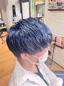 爽やかナチュラルパーマセンターパート清潔感冬色カラー