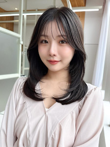 暗髪でも出せるこなれ感フェイスレイヤー×ナチュラルセミロング