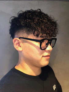 スペインカール ツーブロック フェード 眉カット【札幌】 - THIS IS BARBER掲載