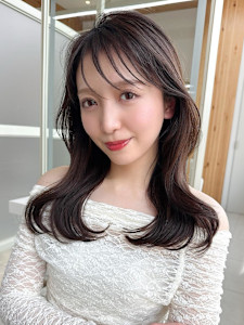 大人かわいいくびれヘアセミロング × ミルクティーベージュ
