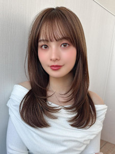 大人かわいいくびれヘアセミロング × ミルクティーベージュ