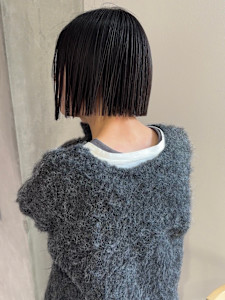 【YOKE】切りっぱなしボブ外ハネボブレイヤーボブカーキグレ - YOKE掲載