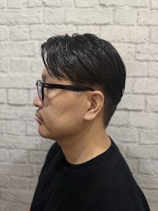 ツーブロックナチュラルサイドパート - グレイスフルバーバー プラチナム掲載