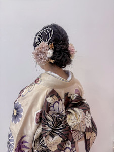 くすみカラーの花飾りで叶う、今っぽ振袖ヘア