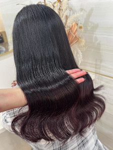 《鈴木茉奈》裾カラー/グラデーション/ワインレッド - elu by lovis掲載