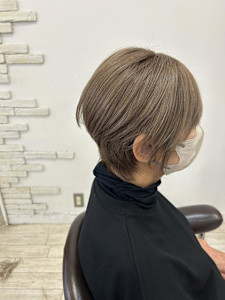 20代30代透明感暗髪アッシュブルーグレージュ丸みボブ