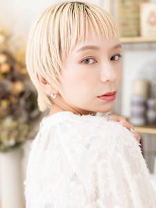 オン眉ホワイトブロンド小顔ショートウルフ抜きっぱなしブロンド - COVER HAIR bliss【カバーヘア ブリス】北浦和/北浦和西口店掲載