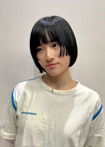 モード感たっぷり。艶ブラックのコンパクトボブ - FACE。石川町掲載