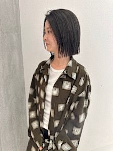 切りっぱなしボブ丸くないボブ大人ボブアッシュグレージュ艶感 - YOKE掲載