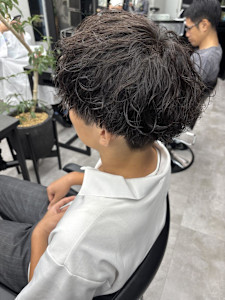 王道人気！波巻きパーマで作る柔らか無造作スタイル - CØDE by KENJE掲載