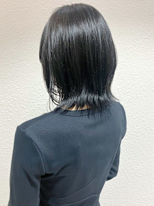 暗髪 ブルーブラック ミディアムウルフ レイヤーカット - Beautissimo 川越掲載