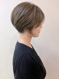 アッシュベージュ ショートレイヤー 丸みボブ ブリーチカラー - Beautissimo 川越掲載