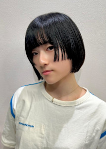 モード感たっぷり！艶ブラックのコンパクトボブ - FACE。石川町掲載