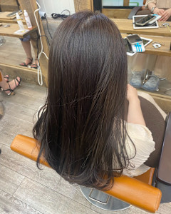 レイヤーロンググレーベージュ黒髪アッシュブラック前髪パーマ - N°Elune 秋田店掲載