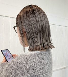 髪質改善トリートメント艶髪ハイトーングレージュぱつっとボブ - N°Elune 秋田店掲載